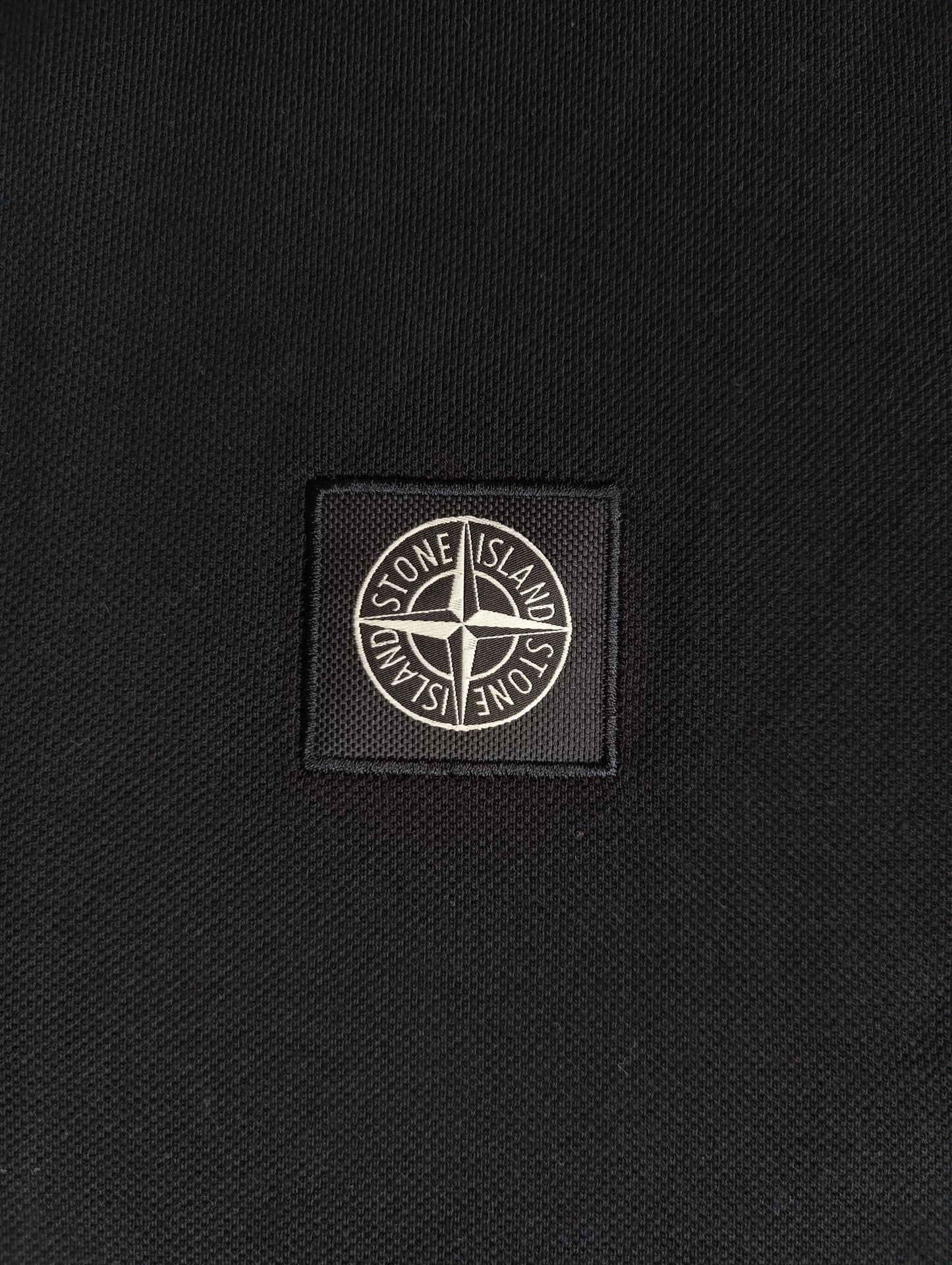 Лого на Stone Island на черна тениска с яка