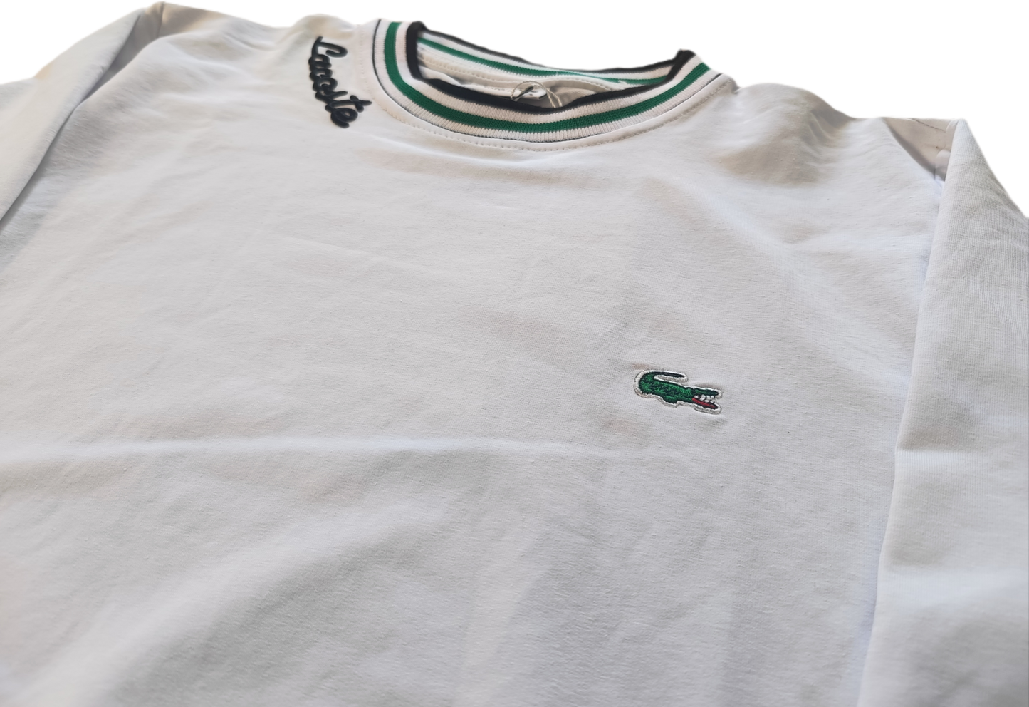 Детайл от лого Lacoste – бяла блуза