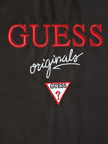 Детайл на черната тениска Guess с логото