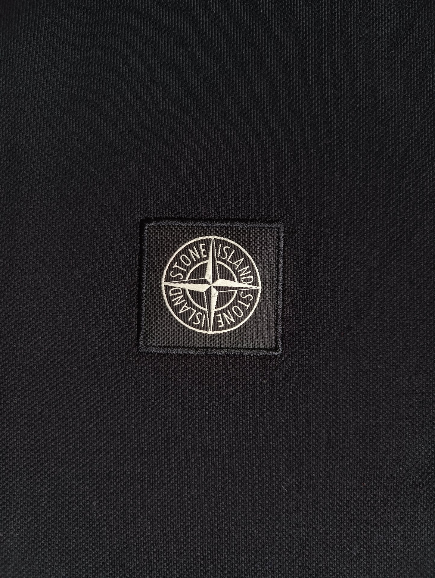 Лого на Stone Island на черна тениска с яка