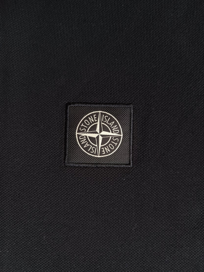 Лого на Stone Island на черна тениска с яка