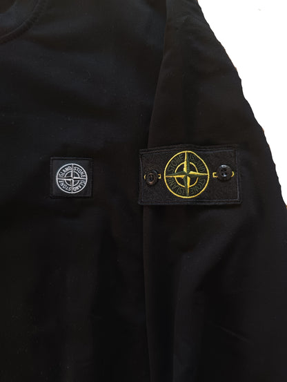 Детайлен изглед на ръкава с лого Stone Island