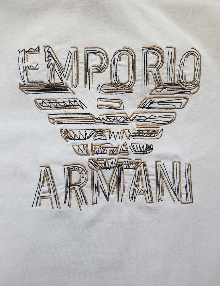 Детайл на лого Armani на тениска