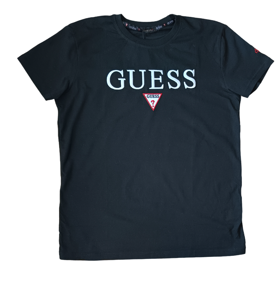 Тениска Guess с бяло лого на черен фон