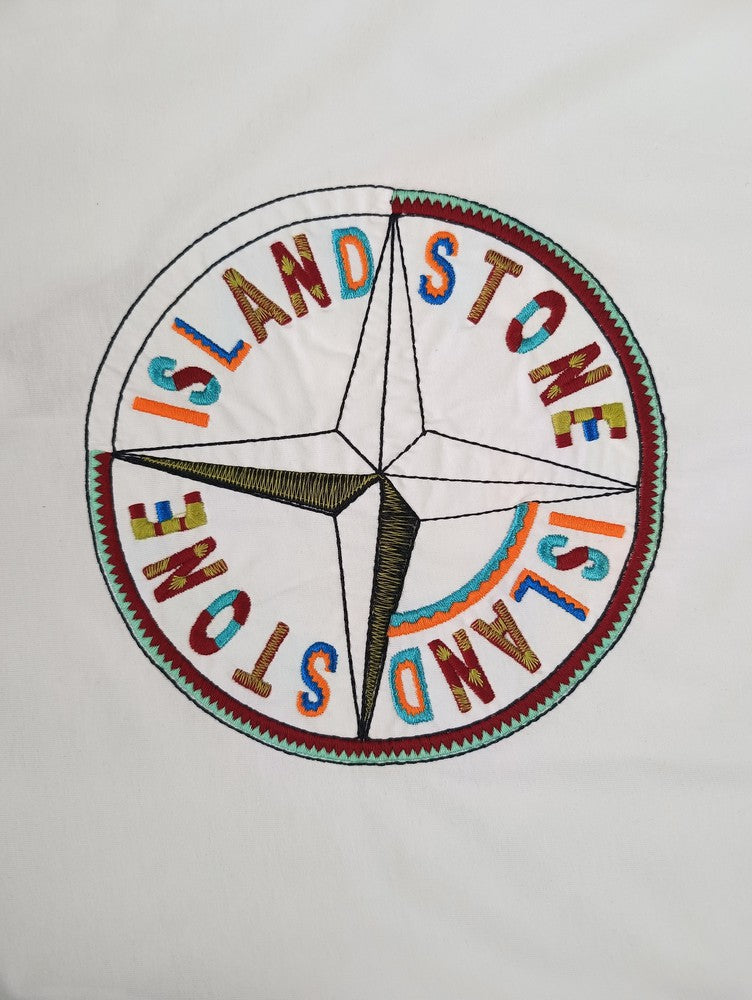 Детайл на логото на тениската Stone Island.