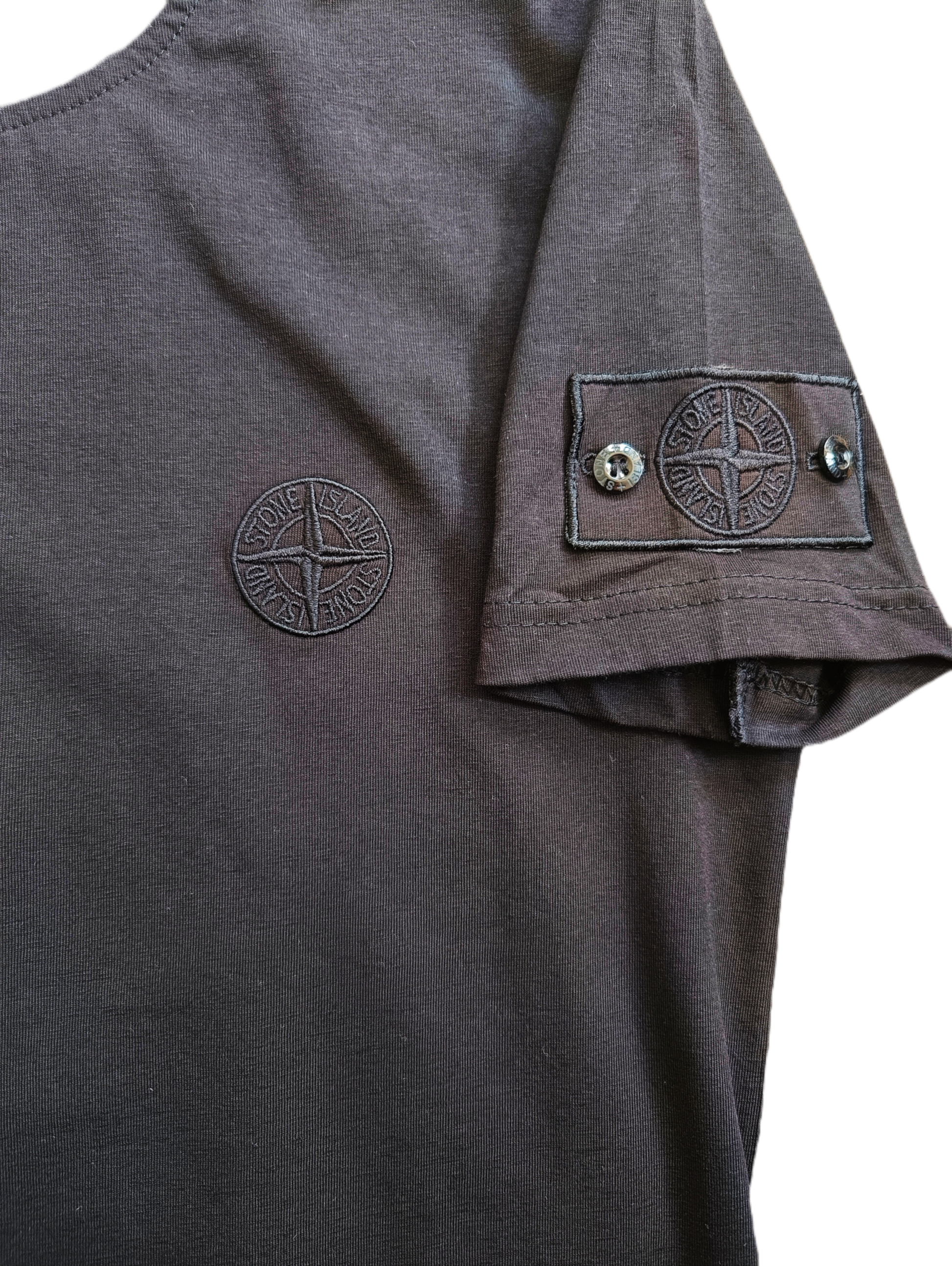 Тениска Stone Island в тъмносиво с малко лого на ръкава.