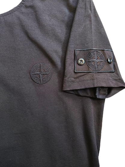 Тениска Stone Island в тъмносиво с малко лого на ръкава.